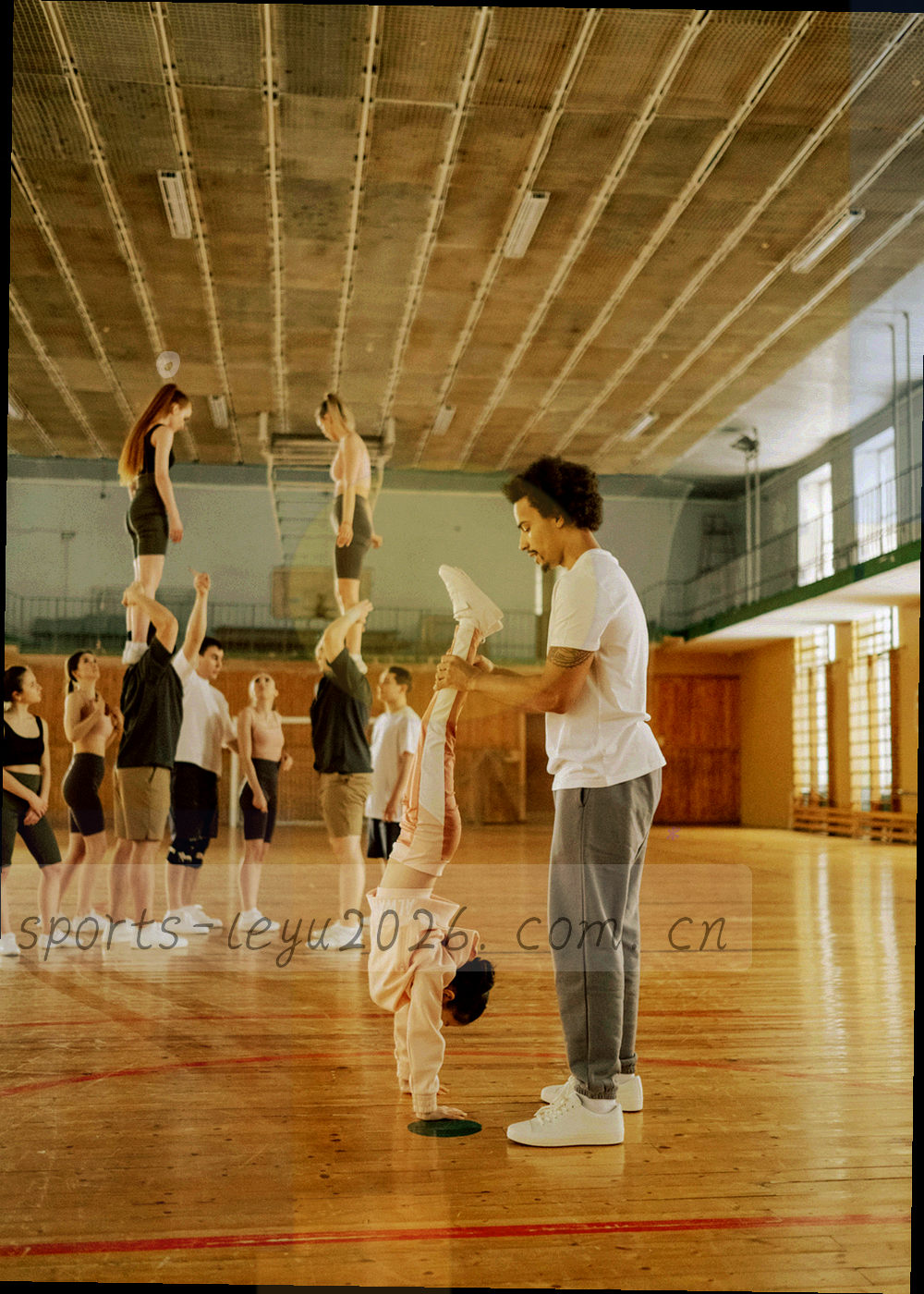 纵向时间轴与斜切轨道抽象图，荧光青细线与橙色节点